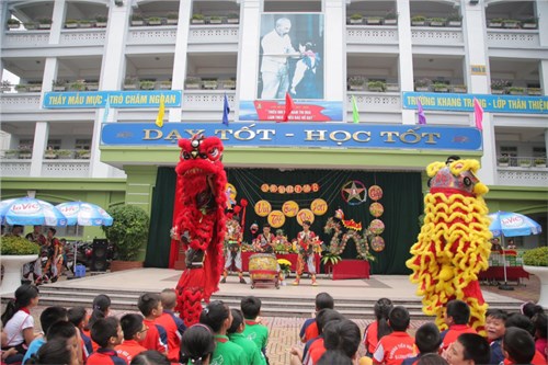 Liên đội Tiểu học Ái Mộ B tổ chức vui Tết Trung thu năm 2017